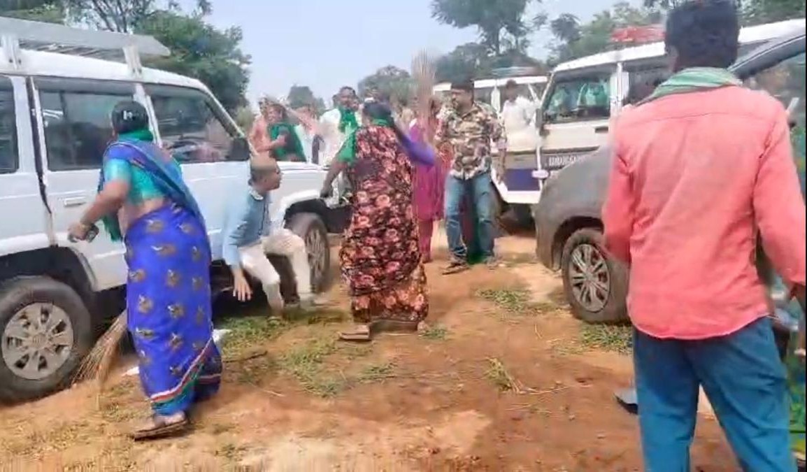 Women Farmers Beat Survey Officials With Brooms During Karnataka Land Acquisition Protest