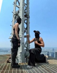 A man seemingly proposed to his girlfriend at the summit of the renowned Empire State Building