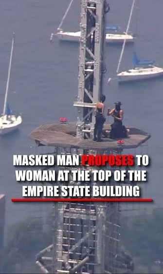Man Seemingly Asks Woman to Marry Him at the Top of the Empire State Building